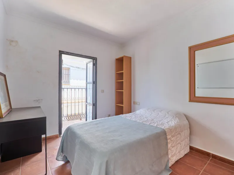 Located in the charming old town of Marbella, this 3-story property with a closed rooftop offers a unique opportunity in an area full of history, just steps away from beautiful flowered alleys, squares, and the Castle. The 1st floor features spacious room