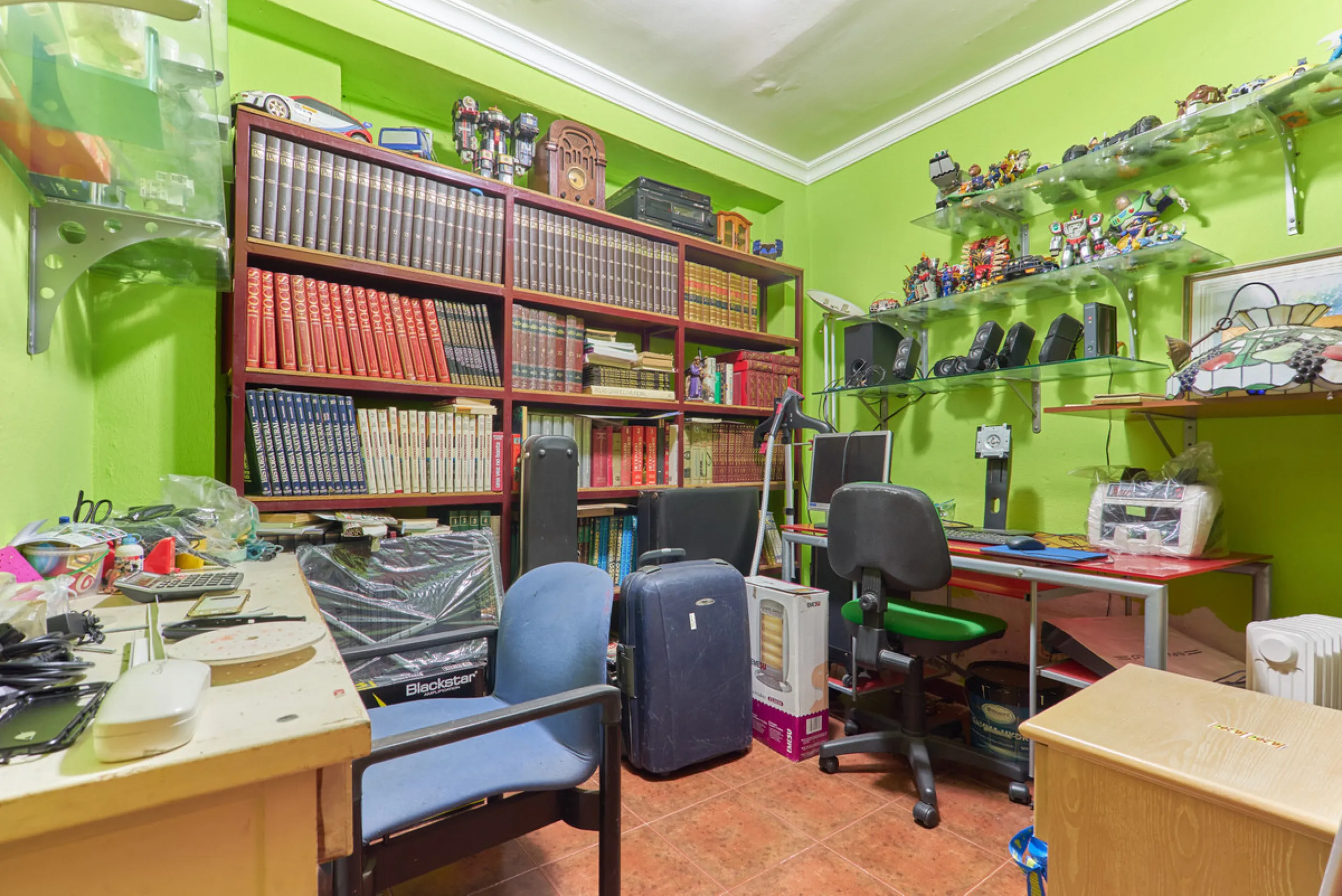 Located in the charming old town of Marbella, this 3-story property with a closed rooftop offers a unique opportunity in an area full of history, just steps away from beautiful flowered alleys, squares, and the Castle. The 1st floor features spacious room