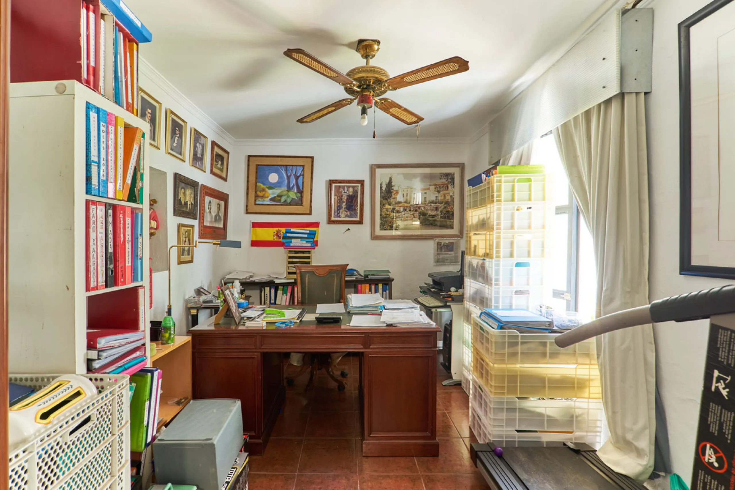 Located in the charming old town of Marbella, this 3-story property with a closed rooftop offers a unique opportunity in an area full of history, just steps away from beautiful flowered alleys, squares, and the Castle. The 1st floor features spacious room