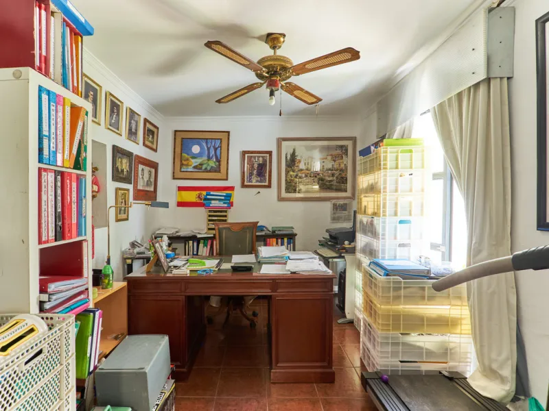 Located in the charming old town of Marbella, this 3-story property with a closed rooftop offers a unique opportunity in an area full of history, just steps away from beautiful flowered alleys, squares, and the Castle. The 1st floor features spacious room