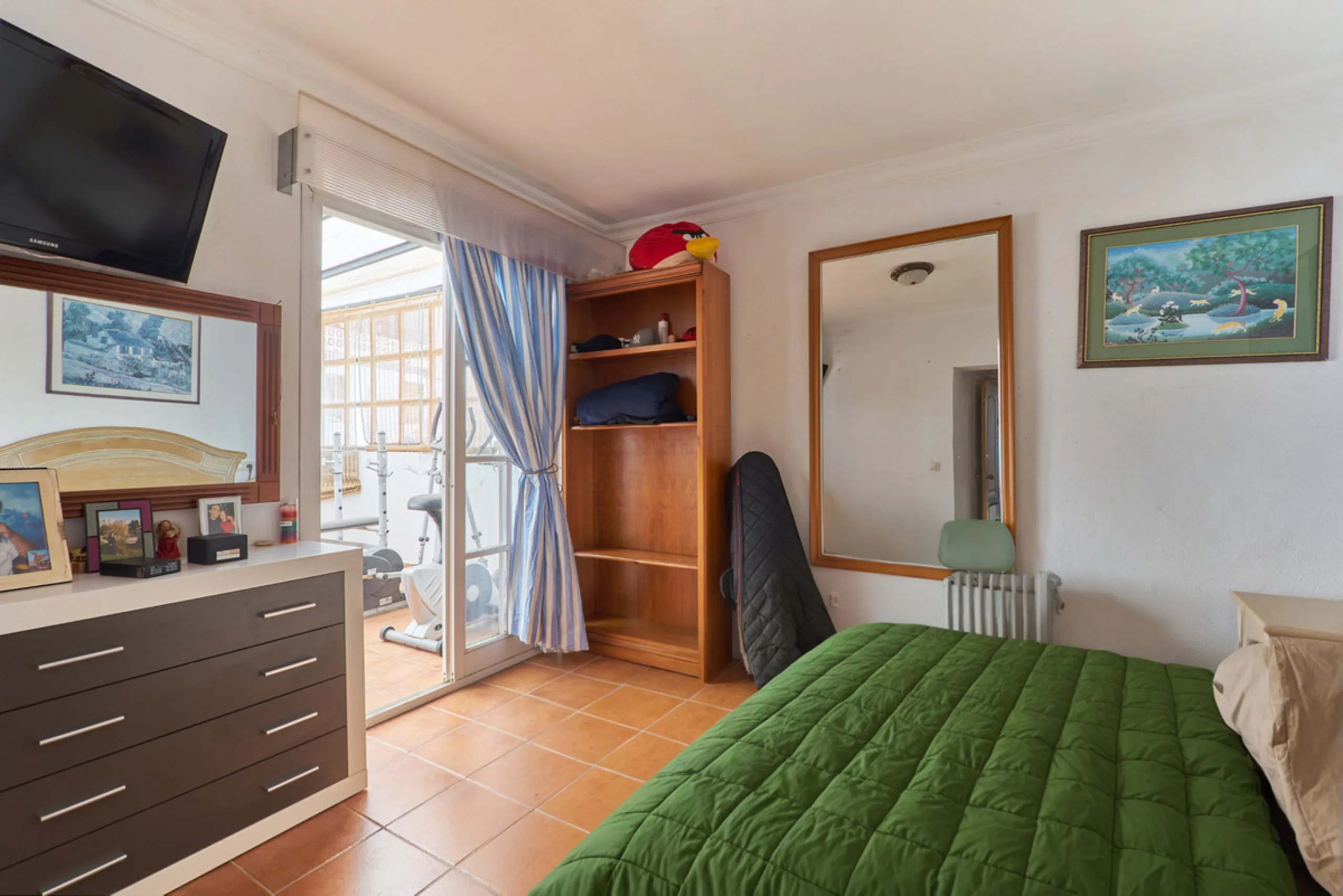 Located in the charming old town of Marbella, this 3-story property with a closed rooftop offers a unique opportunity in an area full of history, just steps away from beautiful flowered alleys, squares, and the Castle. The 1st floor features spacious room