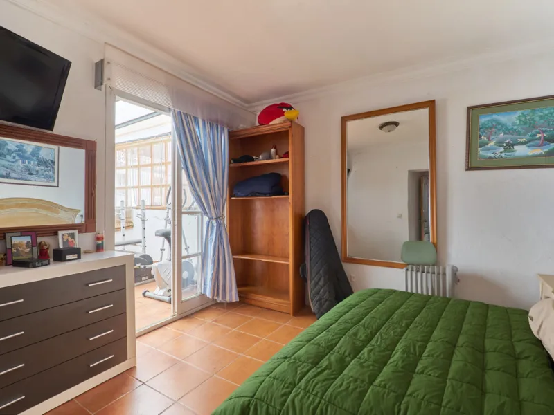 Located in the charming old town of Marbella, this 3-story property with a closed rooftop offers a unique opportunity in an area full of history, just steps away from beautiful flowered alleys, squares, and the Castle. The 1st floor features spacious room
