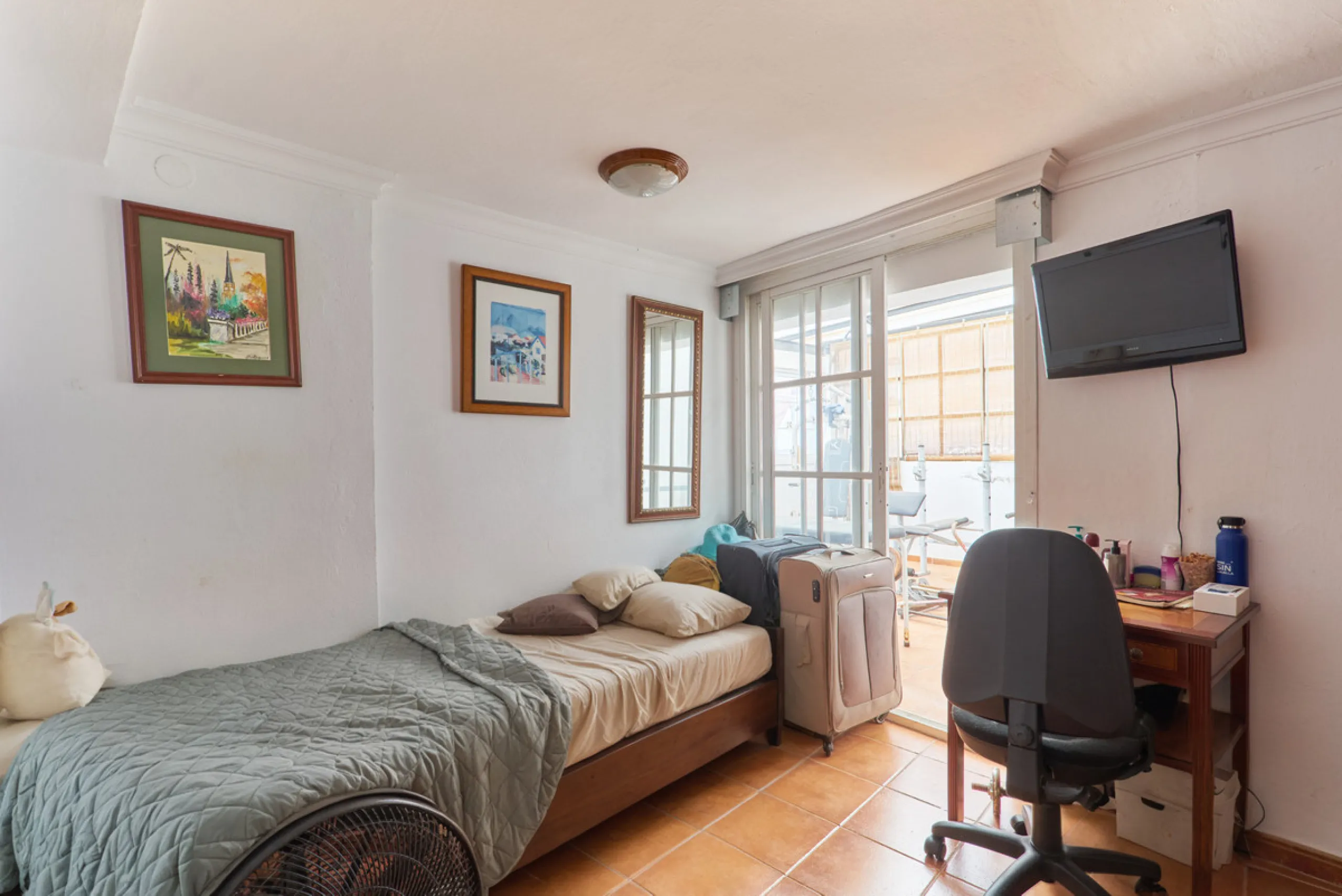 Located in the charming old town of Marbella, this 3-story property with a closed rooftop offers a unique opportunity in an area full of history, just steps away from beautiful flowered alleys, squares, and the Castle. The 1st floor features spacious room