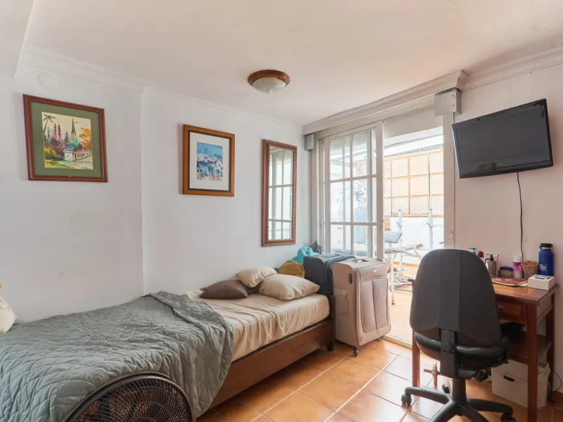 Located in the charming old town of Marbella, this 3-story property with a closed rooftop offers a unique opportunity in an area full of history, just steps away from beautiful flowered alleys, squares, and the Castle. The 1st floor features spacious room