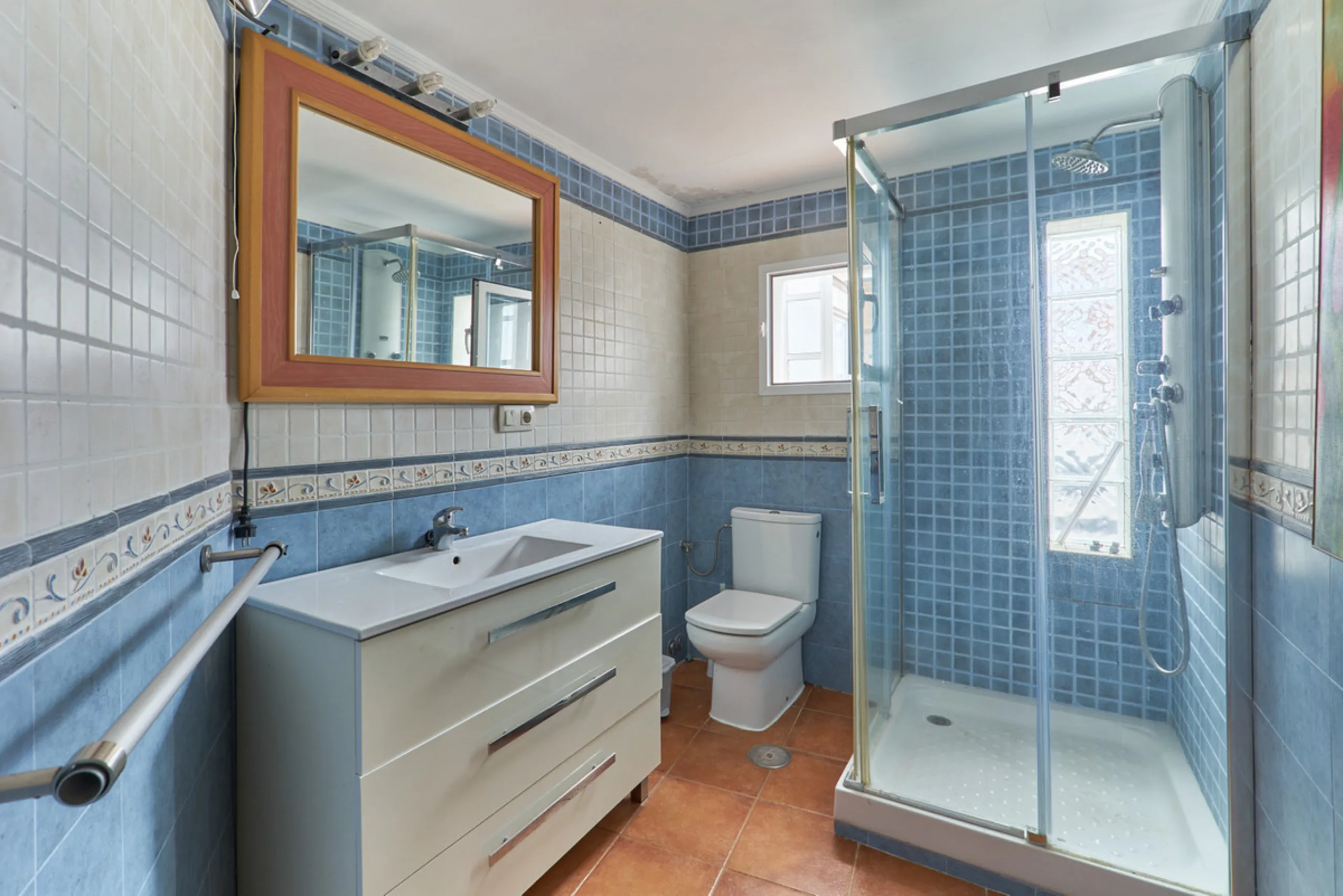 Located in the charming old town of Marbella, this 3-story property with a closed rooftop offers a unique opportunity in an area full of history, just steps away from beautiful flowered alleys, squares, and the Castle. The 1st floor features spacious room