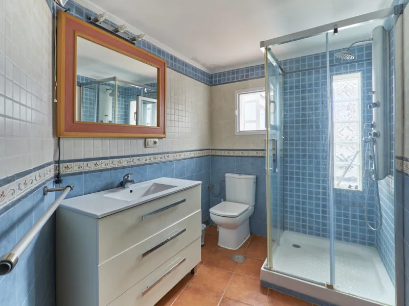 Located in the charming old town of Marbella, this 3-story property with a closed rooftop offers a unique opportunity in an area full of history, just steps away from beautiful flowered alleys, squares, and the Castle. The 1st floor features spacious room