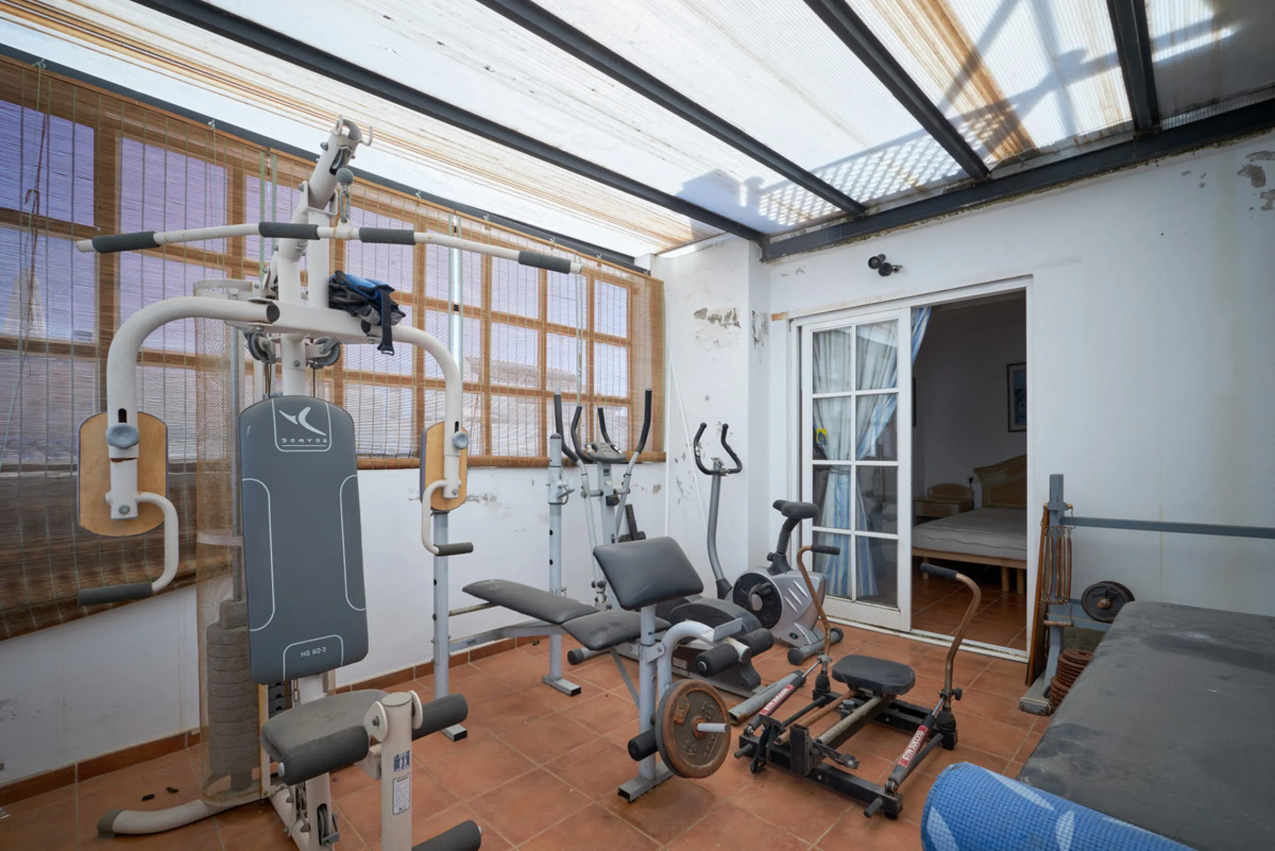 Located in the charming old town of Marbella, this 3-story property with a closed rooftop offers a unique opportunity in an area full of history, just steps away from beautiful flowered alleys, squares, and the Castle. The 1st floor features spacious room