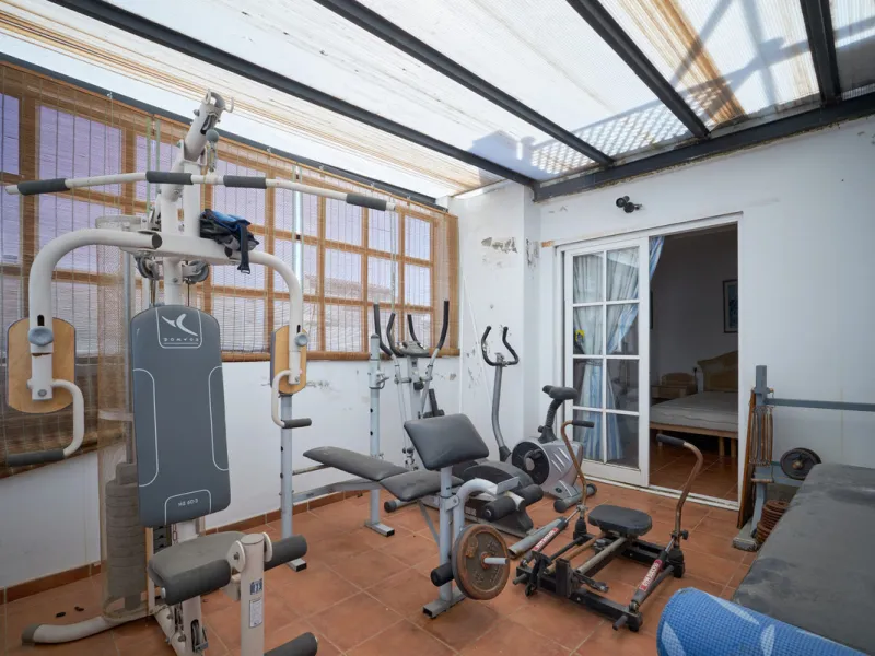 Located in the charming old town of Marbella, this 3-story property with a closed rooftop offers a unique opportunity in an area full of history, just steps away from beautiful flowered alleys, squares, and the Castle. The 1st floor features spacious room