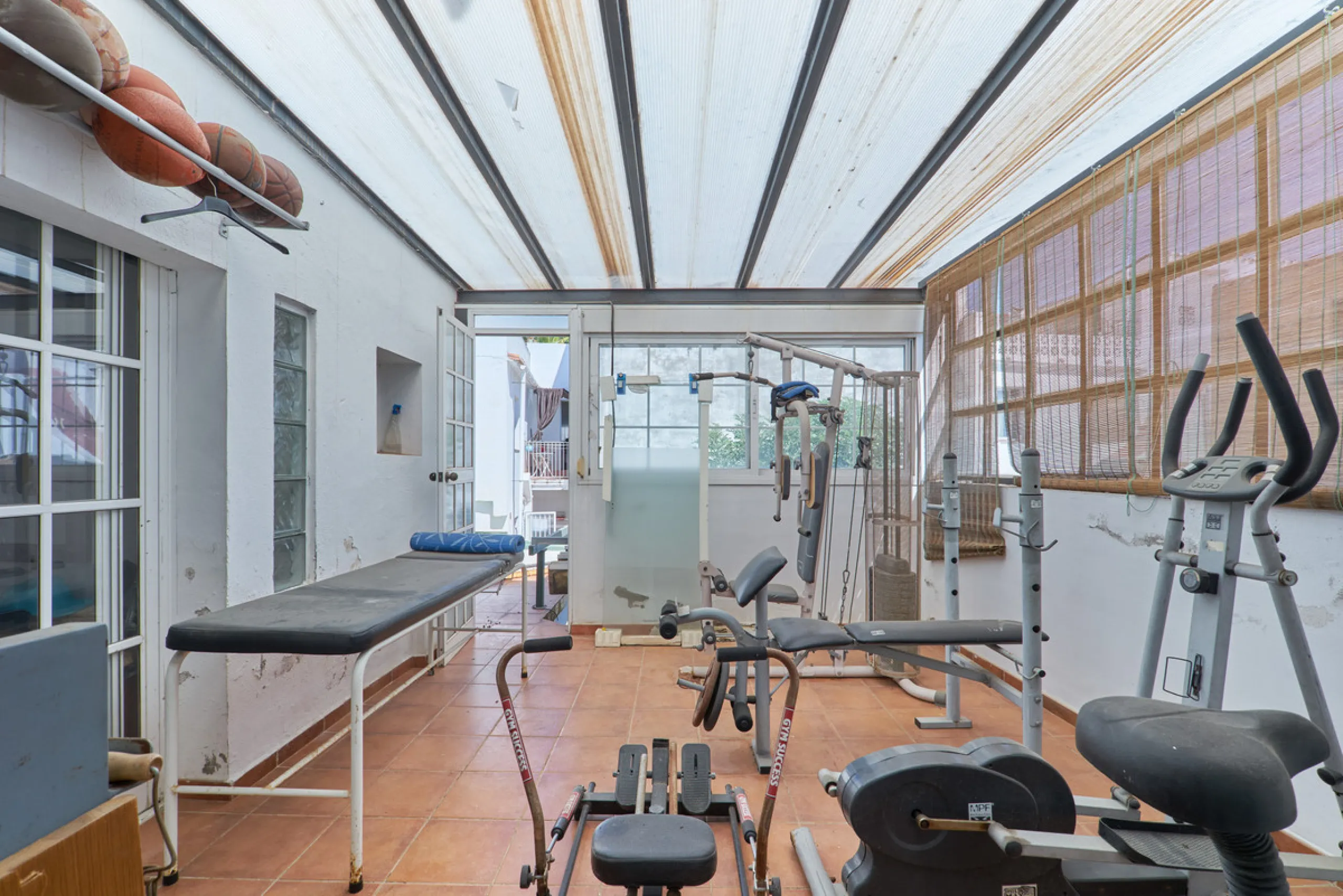 Located in the charming old town of Marbella, this 3-story property with a closed rooftop offers a unique opportunity in an area full of history, just steps away from beautiful flowered alleys, squares, and the Castle. The 1st floor features spacious room