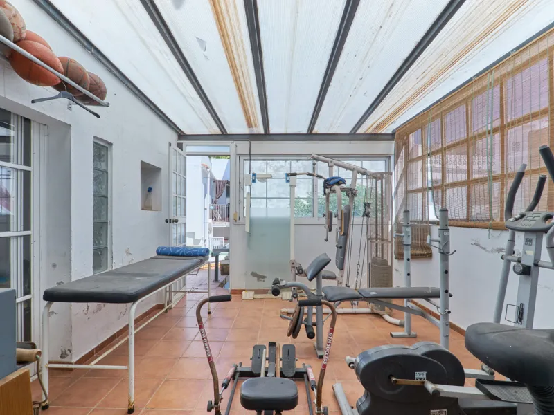 Located in the charming old town of Marbella, this 3-story property with a closed rooftop offers a unique opportunity in an area full of history, just steps away from beautiful flowered alleys, squares, and the Castle. The 1st floor features spacious room