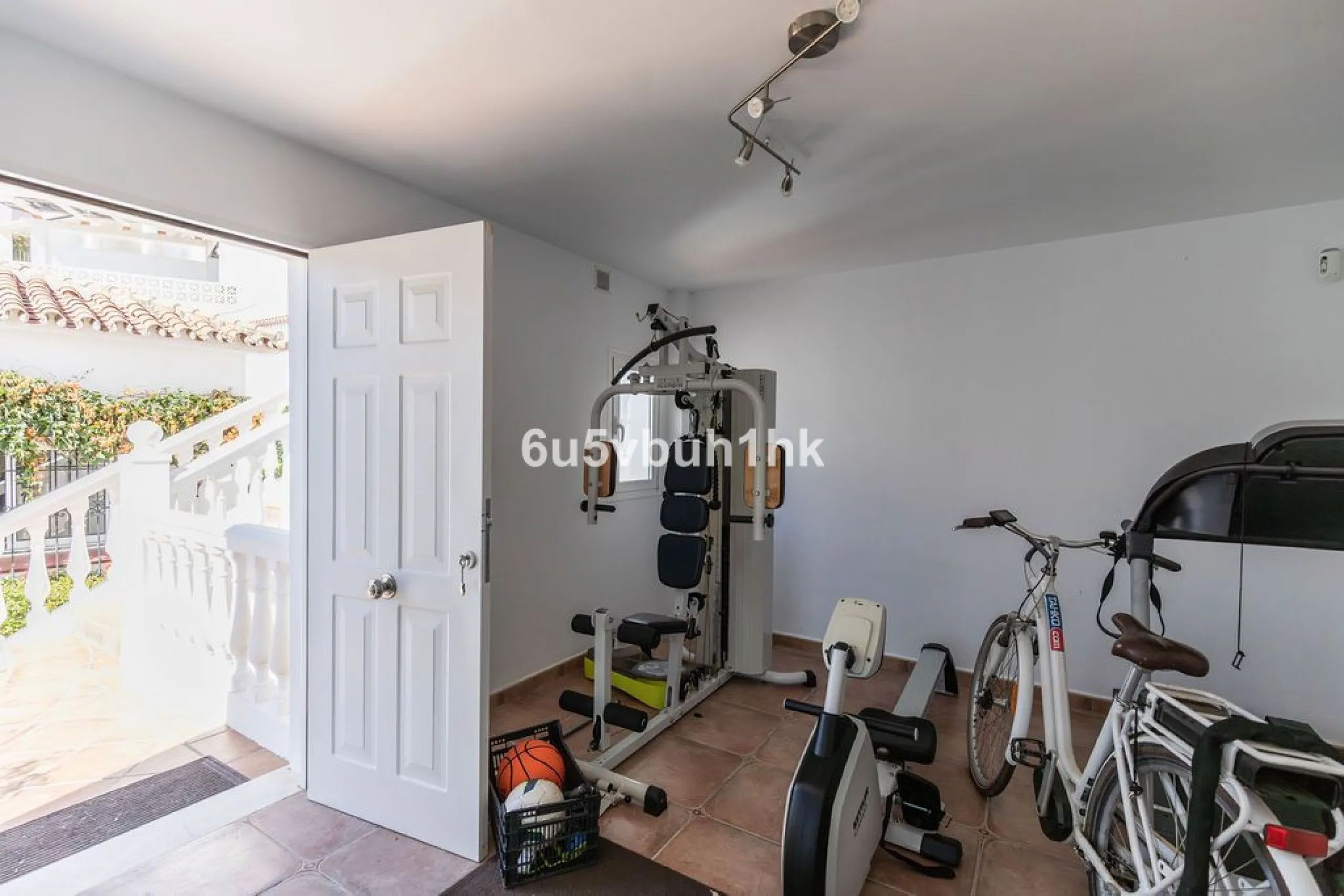 House - Detached Villa в продаже в Fuengirola, Málaga. В доме 4 спален и 6 ванных комнат. Площадь дома 300 м². Площадь участка 1000 м²