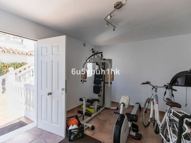 House - Detached Villa в продаже в Fuengirola, Málaga. В доме 4 спален и 6 ванных комнат. Площадь дома 300 м². Площадь участка 1000 м²