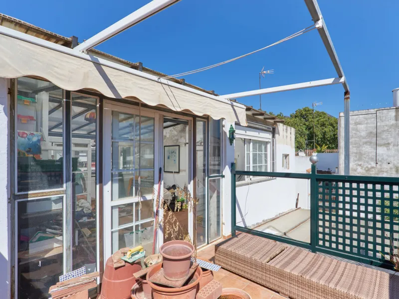 Located in the charming old town of Marbella, this 3-story property with a closed rooftop offers a unique opportunity in an area full of history, just steps away from beautiful flowered alleys, squares, and the Castle. The 1st floor features spacious room