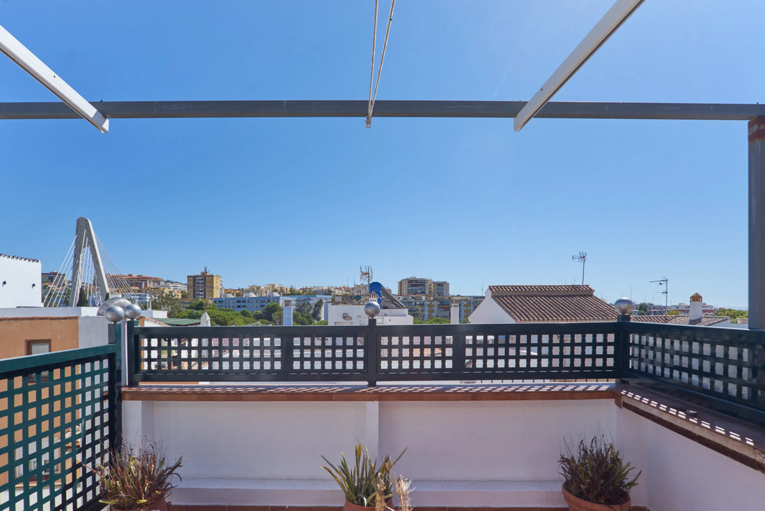Located in the charming old town of Marbella, this 3-story property with a closed rooftop offers a unique opportunity in an area full of history, just steps away from beautiful flowered alleys, squares, and the Castle. The 1st floor features spacious room