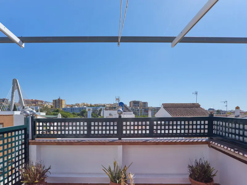 Located in the charming old town of Marbella, this 3-story property with a closed rooftop offers a unique opportunity in an area full of history, just steps away from beautiful flowered alleys, squares, and the Castle. The 1st floor features spacious room