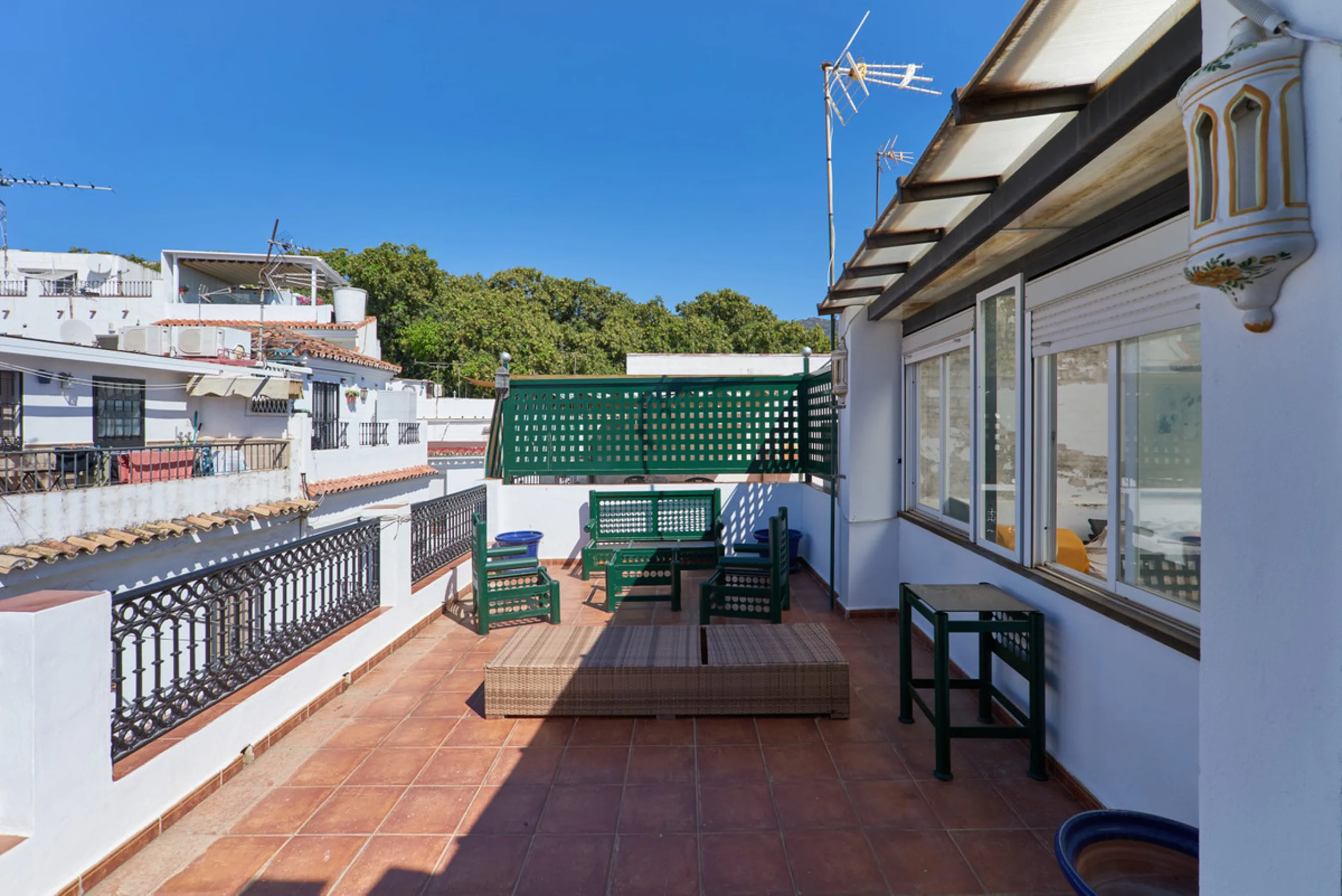 Located in the charming old town of Marbella, this 3-story property with a closed rooftop offers a unique opportunity in an area full of history, just steps away from beautiful flowered alleys, squares, and the Castle. The 1st floor features spacious room