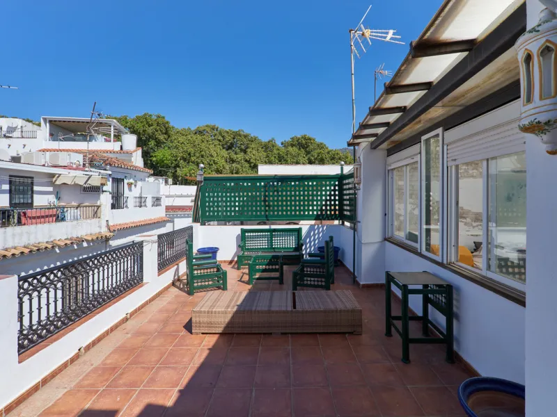 Located in the charming old town of Marbella, this 3-story property with a closed rooftop offers a unique opportunity in an area full of history, just steps away from beautiful flowered alleys, squares, and the Castle. The 1st floor features spacious room