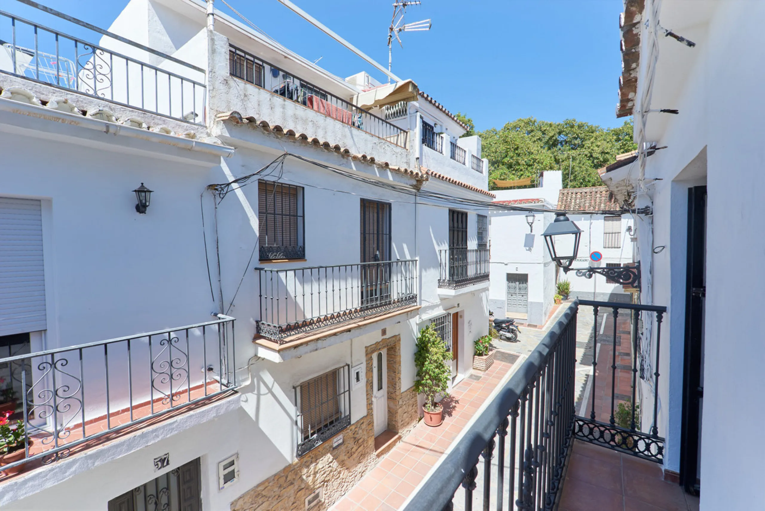 Located in the charming old town of Marbella, this 3-story property with a closed rooftop offers a unique opportunity in an area full of history, just steps away from beautiful flowered alleys, squares, and the Castle. The 1st floor features spacious room