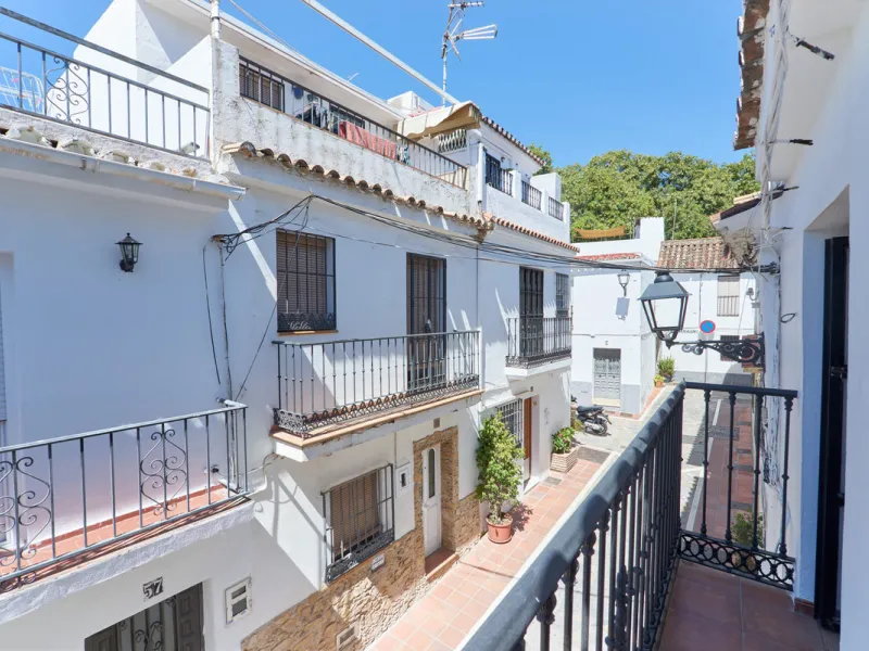 Located in the charming old town of Marbella, this 3-story property with a closed rooftop offers a unique opportunity in an area full of history, just steps away from beautiful flowered alleys, squares, and the Castle. The 1st floor features spacious room