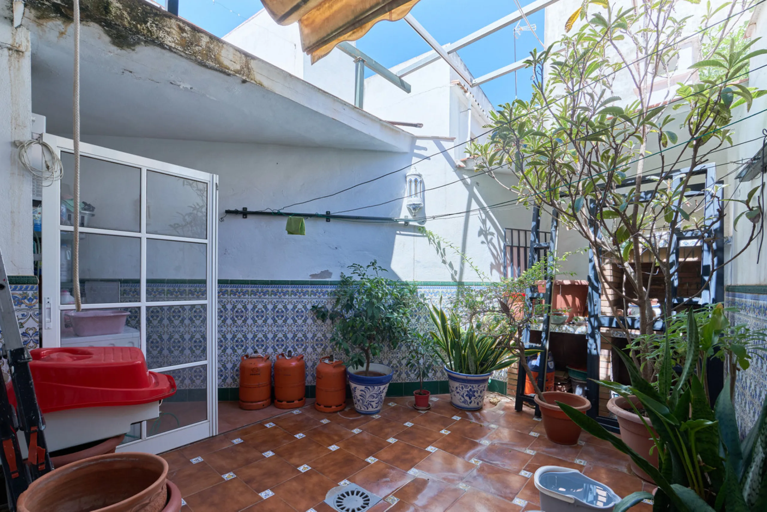 Located in the charming old town of Marbella, this 3-story property with a closed rooftop offers a unique opportunity in an area full of history, just steps away from beautiful flowered alleys, squares, and the Castle. The 1st floor features spacious room