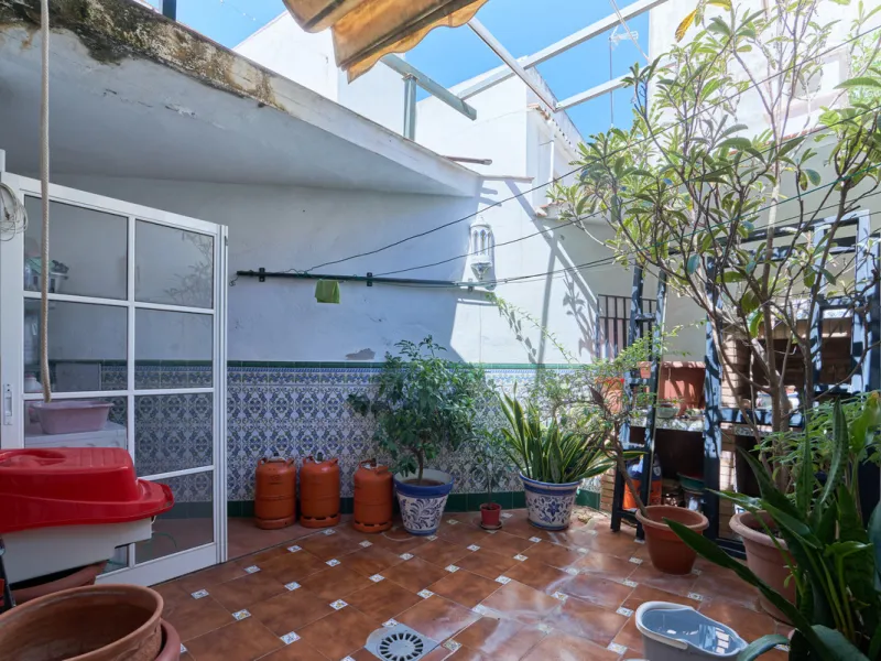 Located in the charming old town of Marbella, this 3-story property with a closed rooftop offers a unique opportunity in an area full of history, just steps away from beautiful flowered alleys, squares, and the Castle. The 1st floor features spacious room