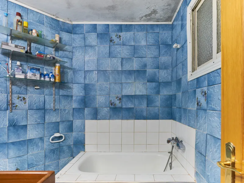 Located in the charming old town of Marbella, this 3-story property with a closed rooftop offers a unique opportunity in an area full of history, just steps away from beautiful flowered alleys, squares, and the Castle. The 1st floor features spacious room