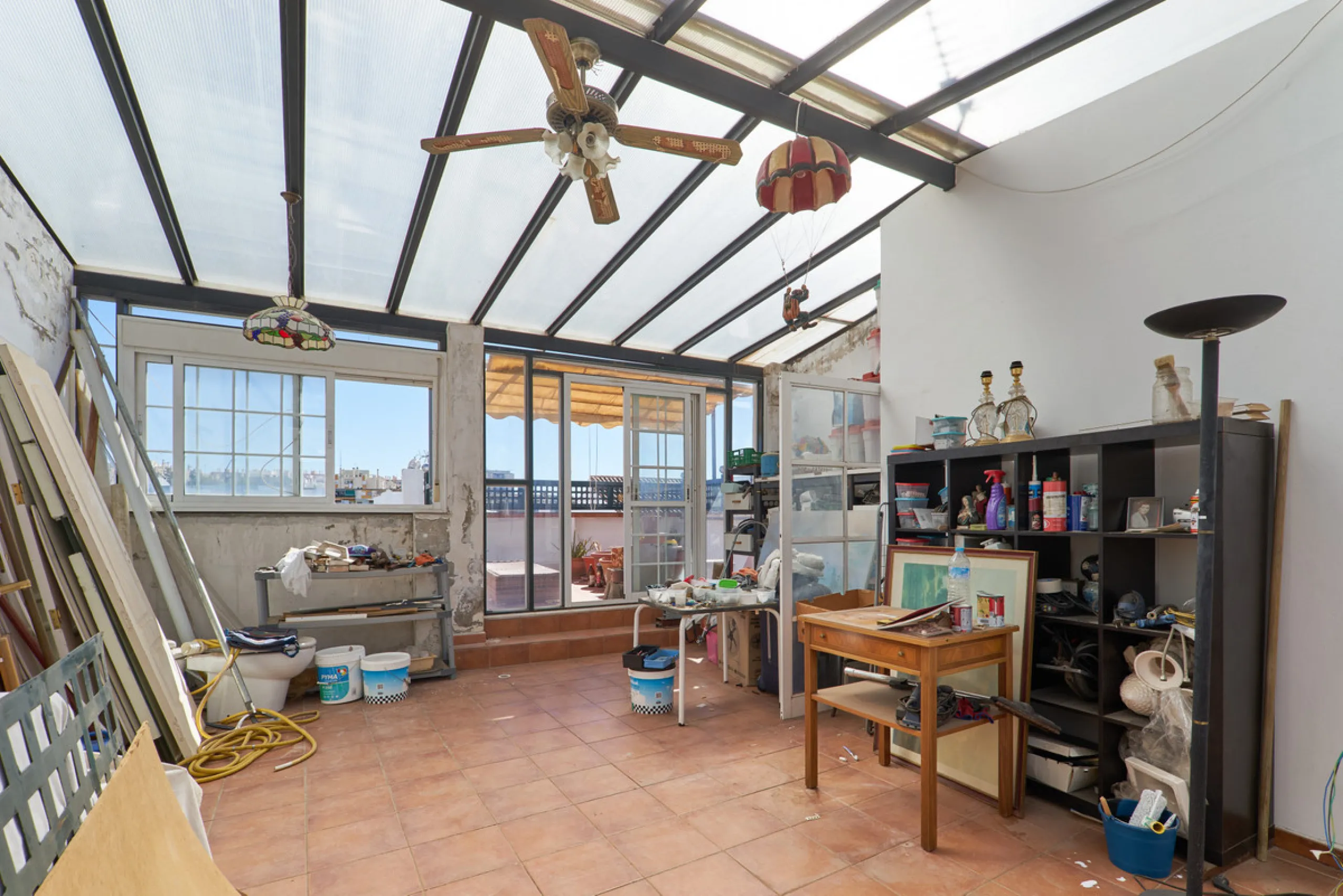 Located in the charming old town of Marbella, this 3-story property with a closed rooftop offers a unique opportunity in an area full of history, just steps away from beautiful flowered alleys, squares, and the Castle. The 1st floor features spacious room