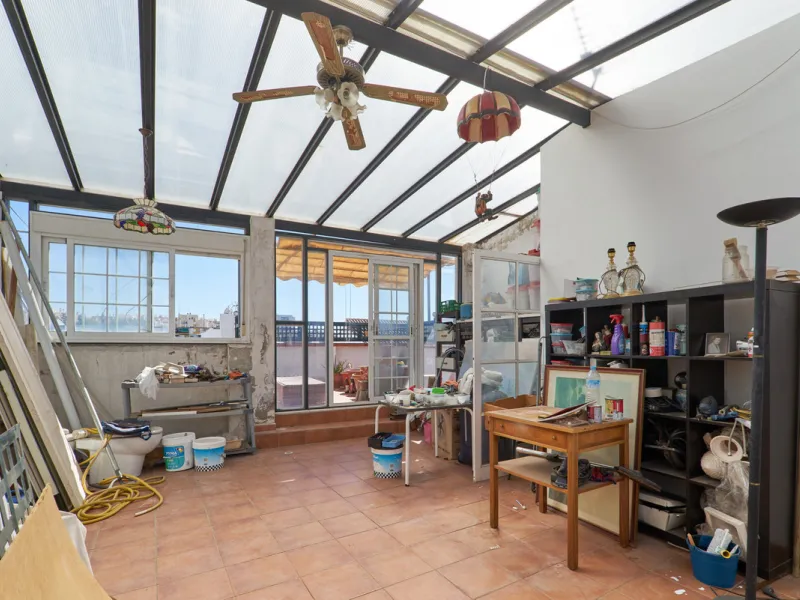 Located in the charming old town of Marbella, this 3-story property with a closed rooftop offers a unique opportunity in an area full of history, just steps away from beautiful flowered alleys, squares, and the Castle. The 1st floor features spacious room