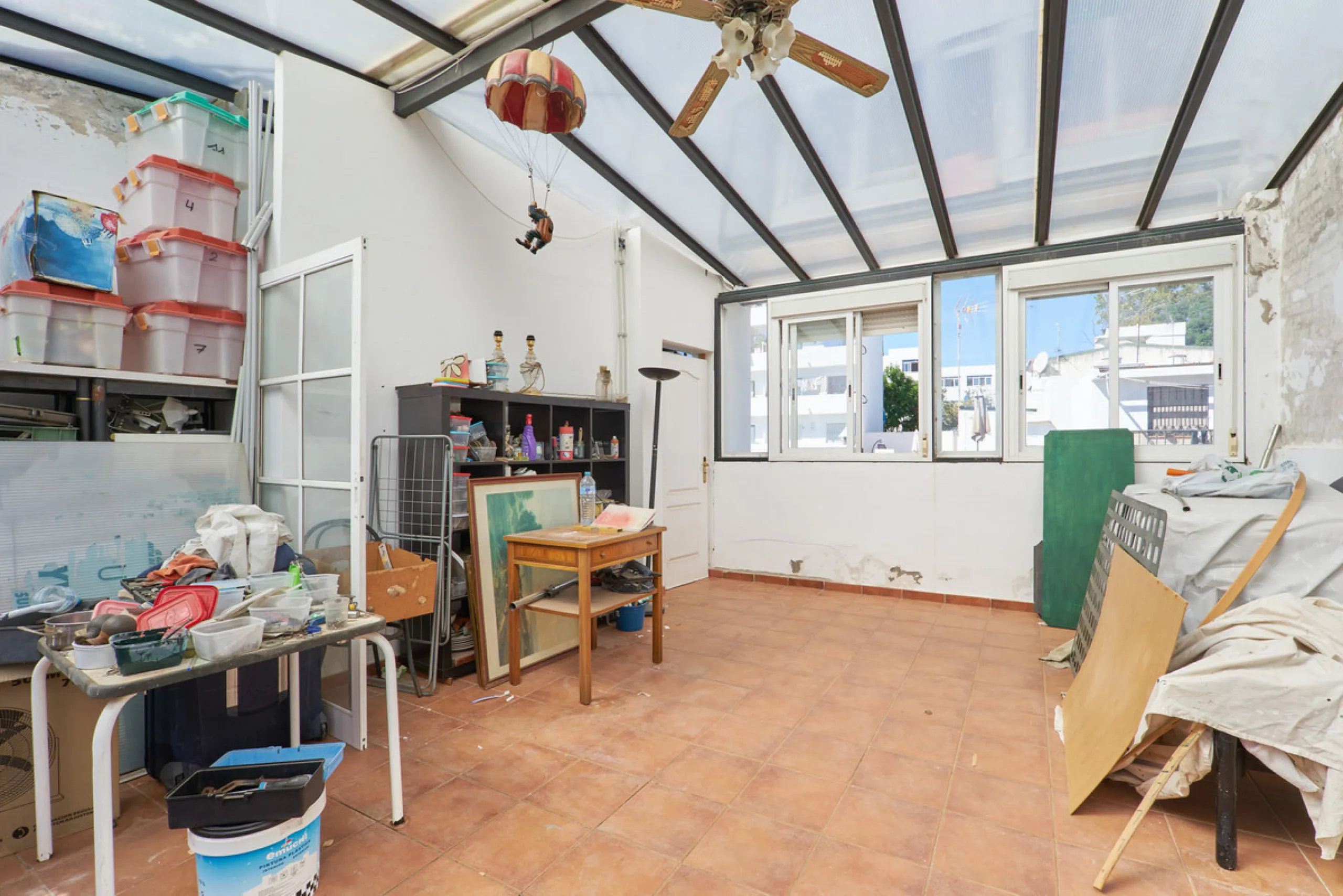 Located in the charming old town of Marbella, this 3-story property with a closed rooftop offers a unique opportunity in an area full of history, just steps away from beautiful flowered alleys, squares, and the Castle. The 1st floor features spacious room