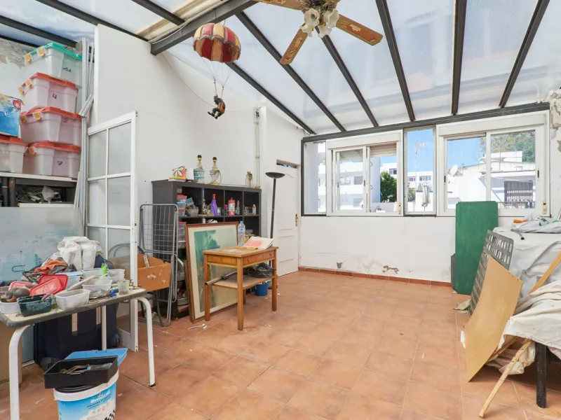 Located in the charming old town of Marbella, this 3-story property with a closed rooftop offers a unique opportunity in an area full of history, just steps away from beautiful flowered alleys, squares, and the Castle. The 1st floor features spacious room