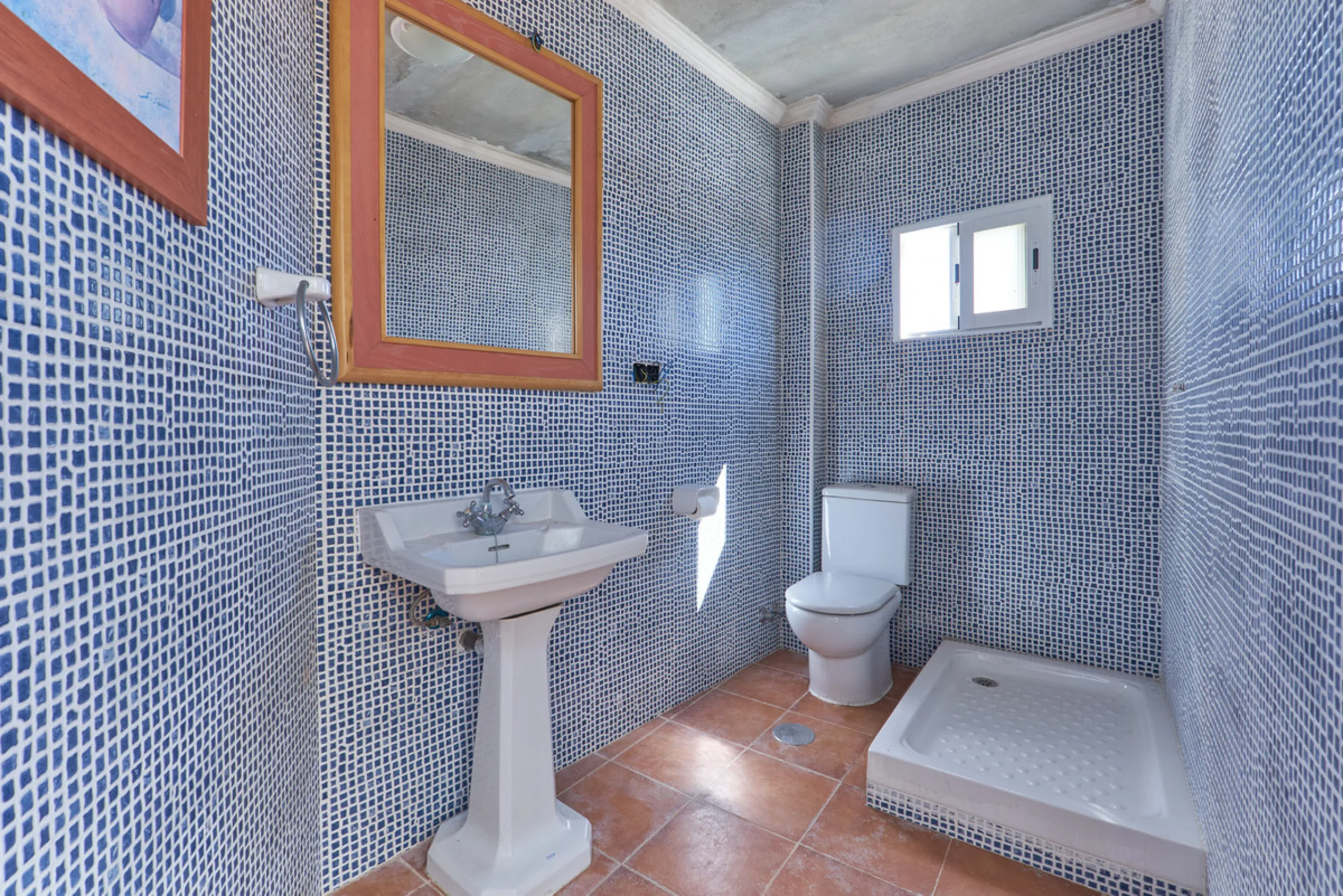 Located in the charming old town of Marbella, this 3-story property with a closed rooftop offers a unique opportunity in an area full of history, just steps away from beautiful flowered alleys, squares, and the Castle. The 1st floor features spacious room