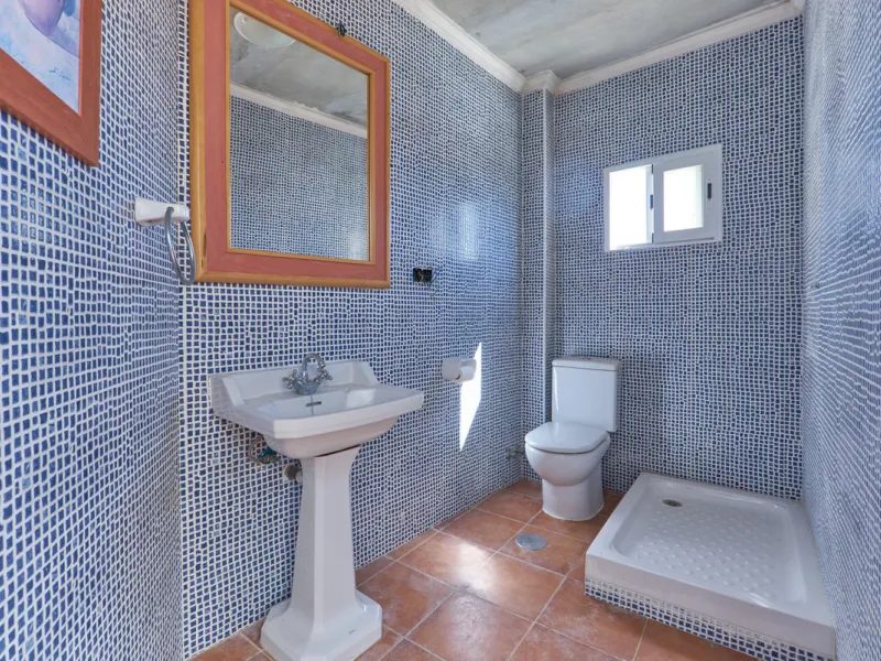 Located in the charming old town of Marbella, this 3-story property with a closed rooftop offers a unique opportunity in an area full of history, just steps away from beautiful flowered alleys, squares, and the Castle. The 1st floor features spacious room