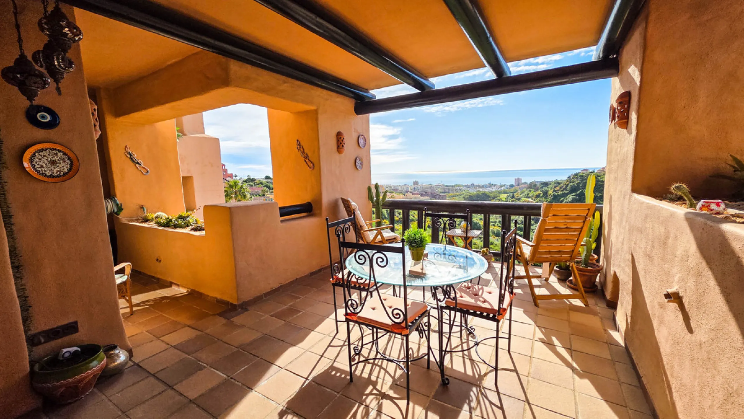 Ideally positioned on the frontline between San Luis de Sabinillas and La Duquesa, this well-presented apartment offers unobstructed panoramic sea views and a location that places both the beach and marina within easy walking distance. Set within a sought