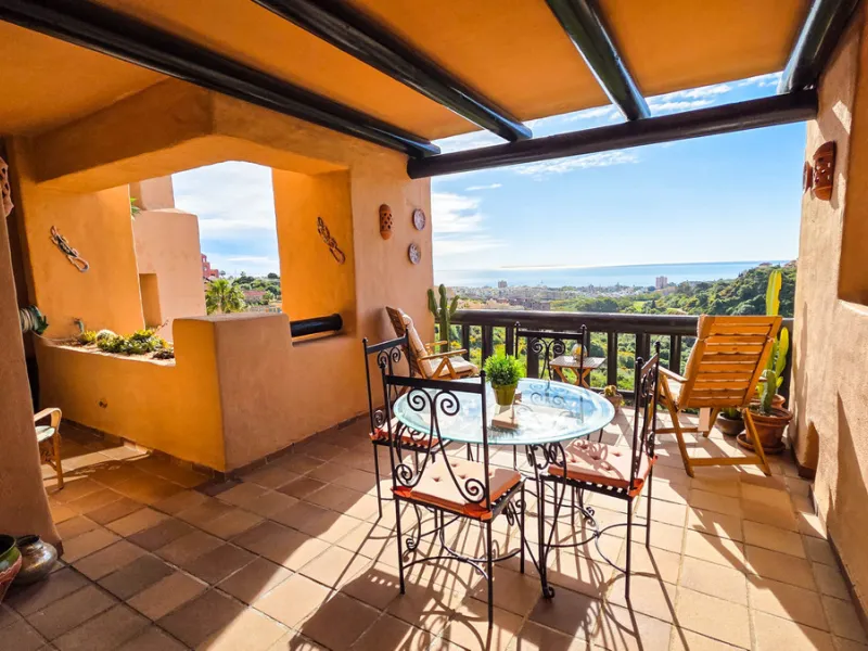 Ideally positioned on the frontline between San Luis de Sabinillas and La Duquesa, this well-presented apartment offers unobstructed panoramic sea views and a location that places both the beach and marina within easy walking distance. Set within a sought