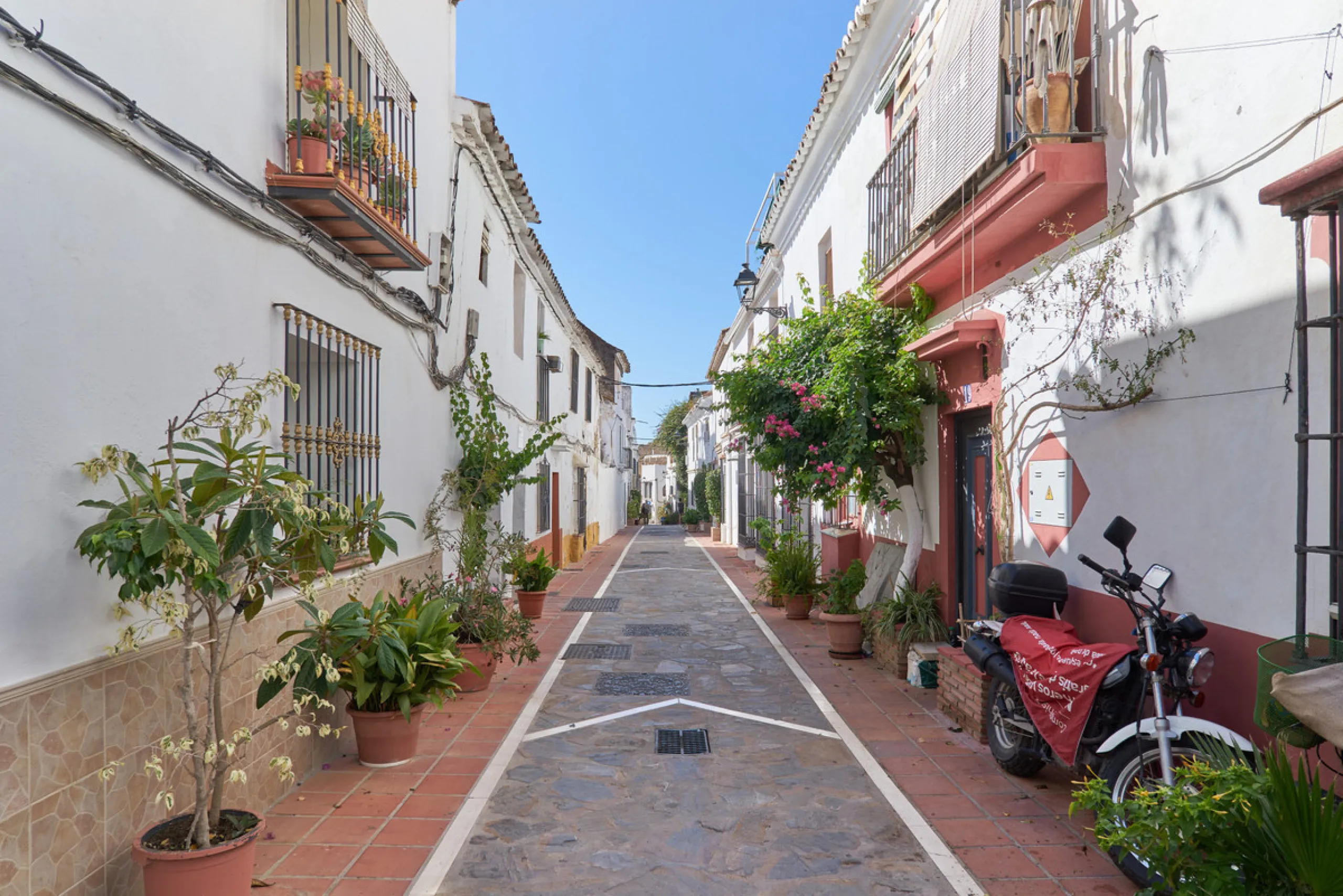Located in the charming old town of Marbella, this 3-story property with a closed rooftop offers a unique opportunity in an area full of history, just steps away from beautiful flowered alleys, squares, and the Castle. The 1st floor features spacious room