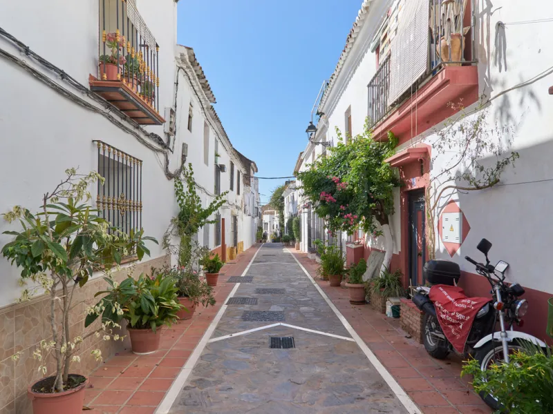 Located in the charming old town of Marbella, this 3-story property with a closed rooftop offers a unique opportunity in an area full of history, just steps away from beautiful flowered alleys, squares, and the Castle. The 1st floor features spacious room