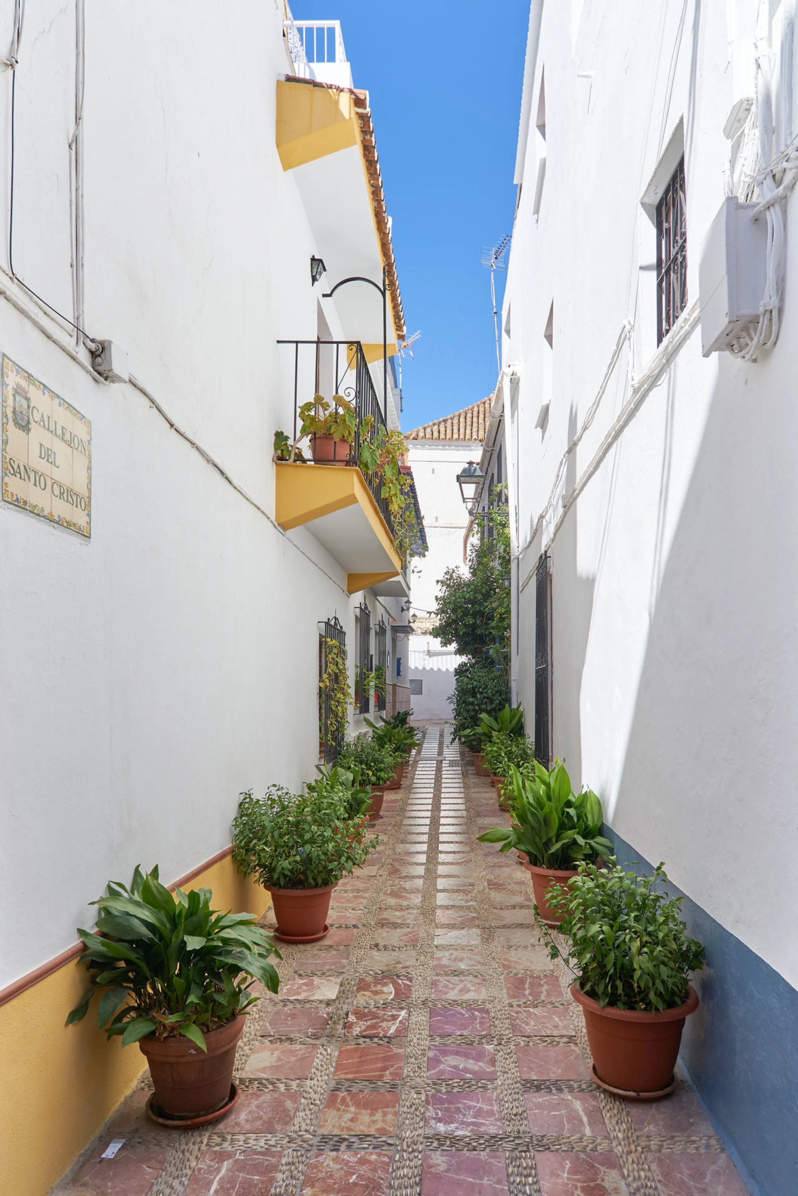 Located in the charming old town of Marbella, this 3-story property with a closed rooftop offers a unique opportunity in an area full of history, just steps away from beautiful flowered alleys, squares, and the Castle. The 1st floor features spacious room
