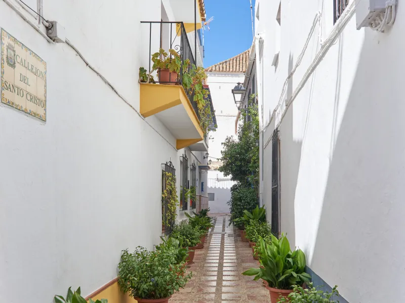 Located in the charming old town of Marbella, this 3-story property with a closed rooftop offers a unique opportunity in an area full of history, just steps away from beautiful flowered alleys, squares, and the Castle. The 1st floor features spacious room