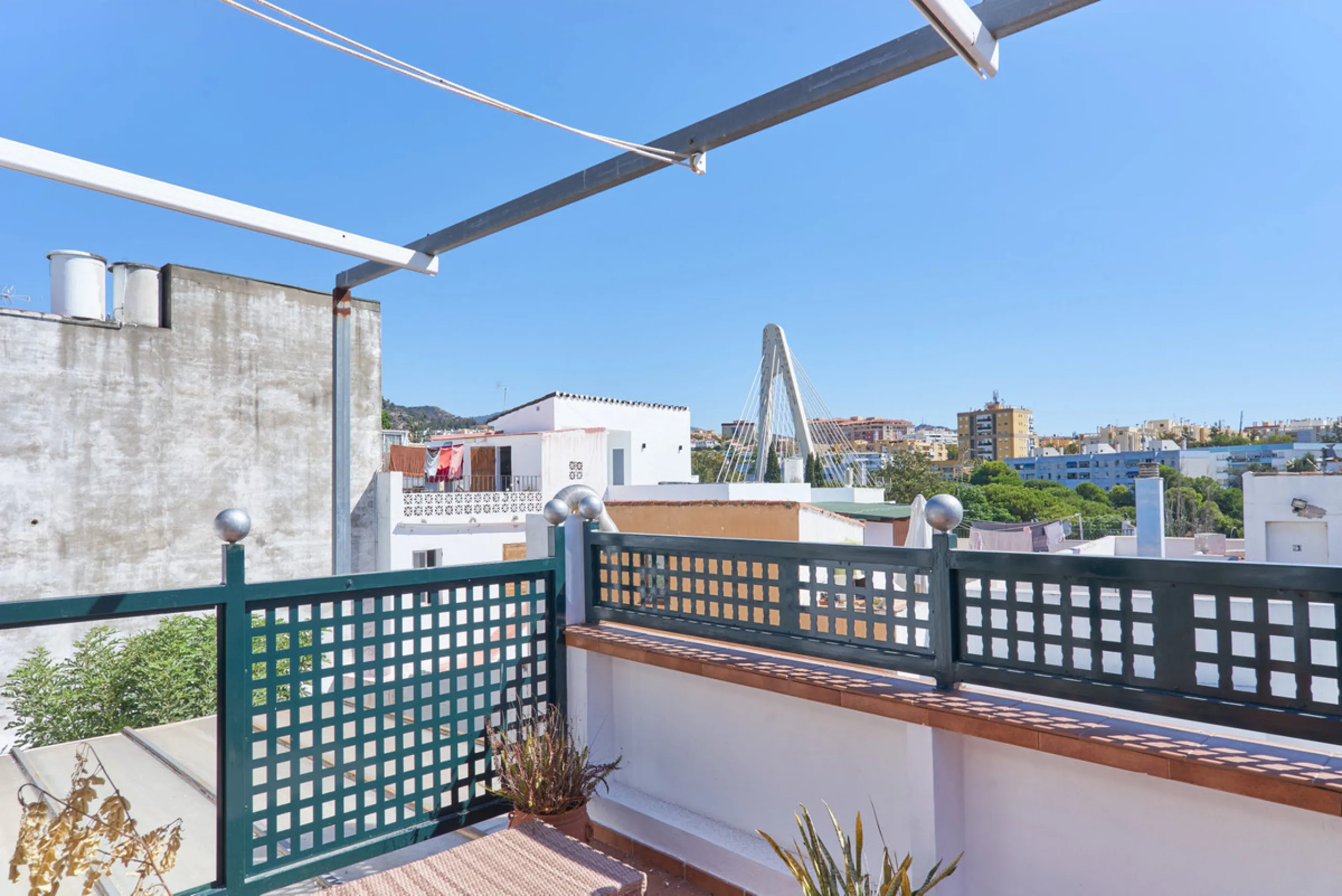 Located in the charming old town of Marbella, this 3-story property with a closed rooftop offers a unique opportunity in an area full of history, just steps away from beautiful flowered alleys, squares, and the Castle. The 1st floor features spacious room