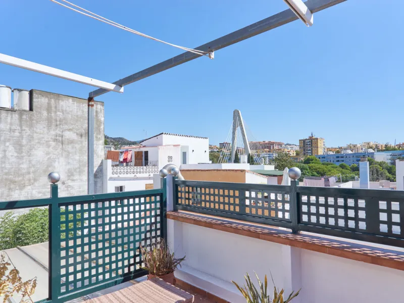 Located in the charming old town of Marbella, this 3-story property with a closed rooftop offers a unique opportunity in an area full of history, just steps away from beautiful flowered alleys, squares, and the Castle. The 1st floor features spacious room