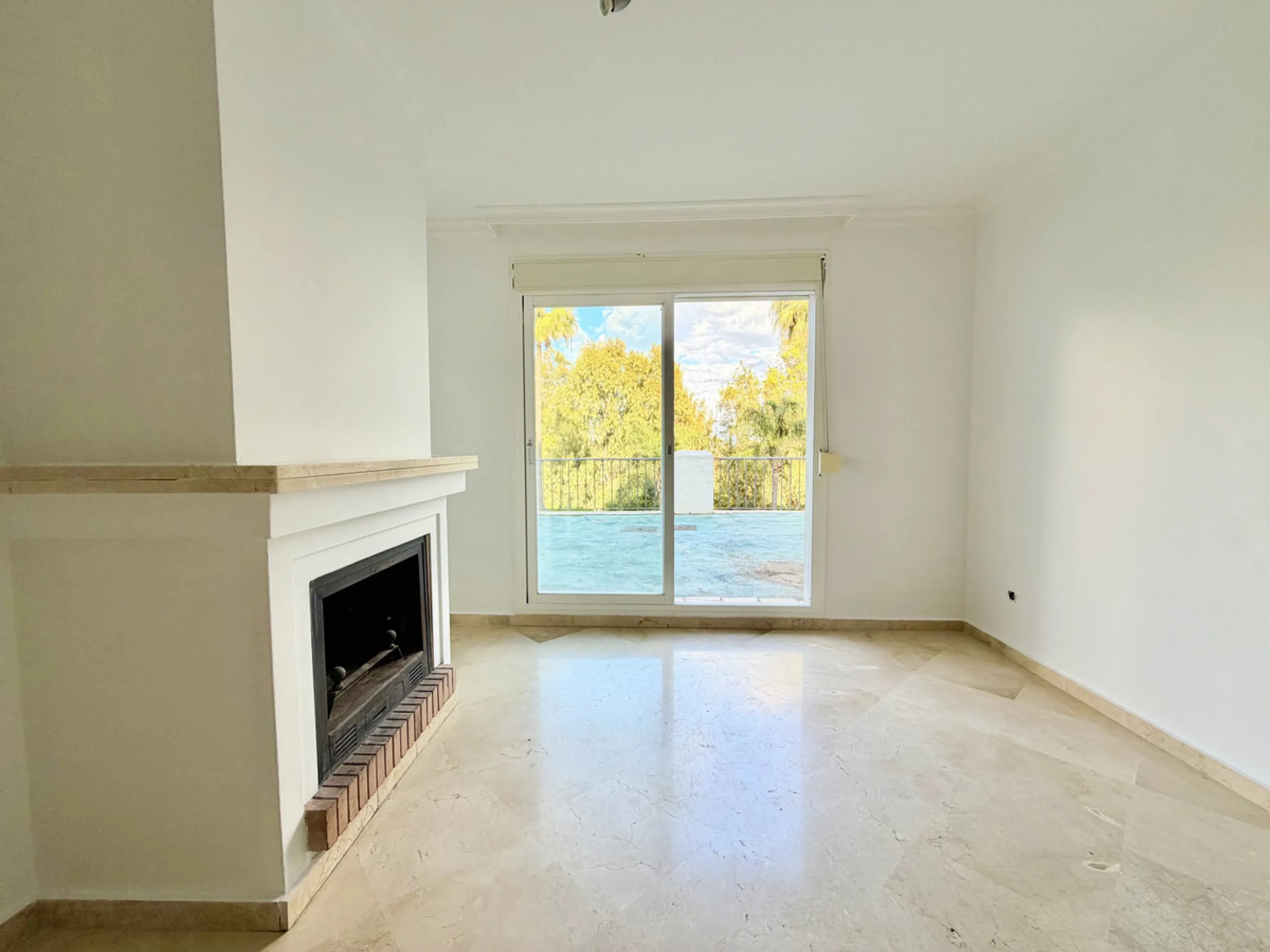 Located in Bahía de Casares, just a 2-minute walk from the beach via a convenient pedestrian tunnel, this apartment stands out for its impressive 100 m² private terrace offering beautiful views over the surrounding nature and partial sea views, creating a