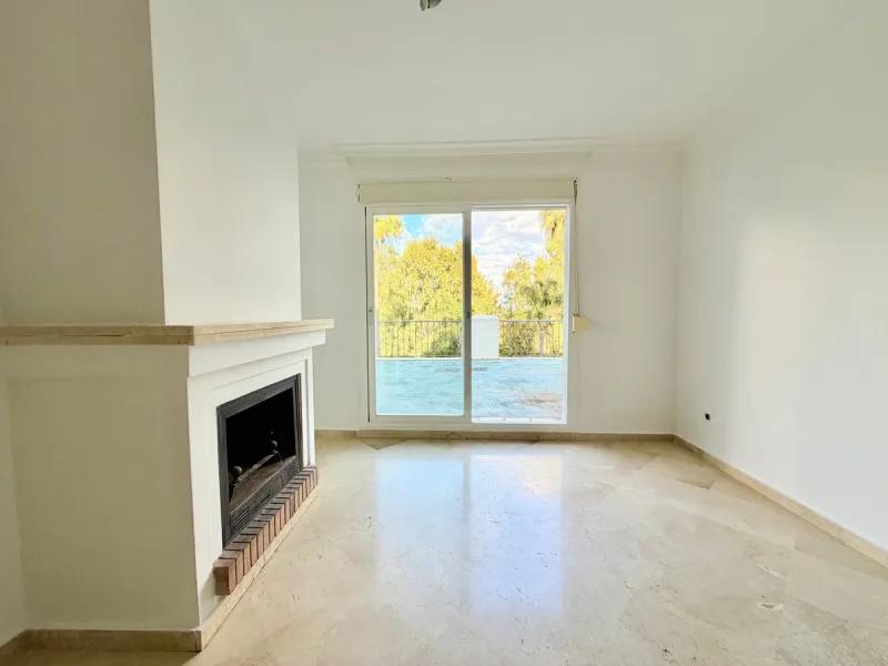 Located in Bahía de Casares, just a 2-minute walk from the beach via a convenient pedestrian tunnel, this apartment stands out for its impressive 100 m² private terrace offering beautiful views over the surrounding nature and partial sea views, creating a
