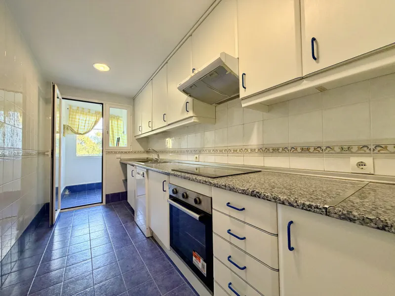 Located in Bahía de Casares, just a 2-minute walk from the beach via a convenient pedestrian tunnel, this apartment stands out for its impressive 100 m² private terrace offering beautiful views over the surrounding nature and partial sea views, creating a