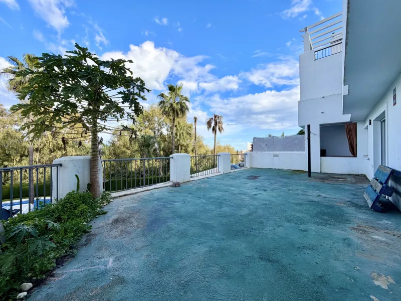 Located in Bahía de Casares, just a 2-minute walk from the beach via a convenient pedestrian tunnel, this apartment stands out for its impressive 100 m² private terrace offering beautiful views over the surrounding nature and partial sea views, creating a