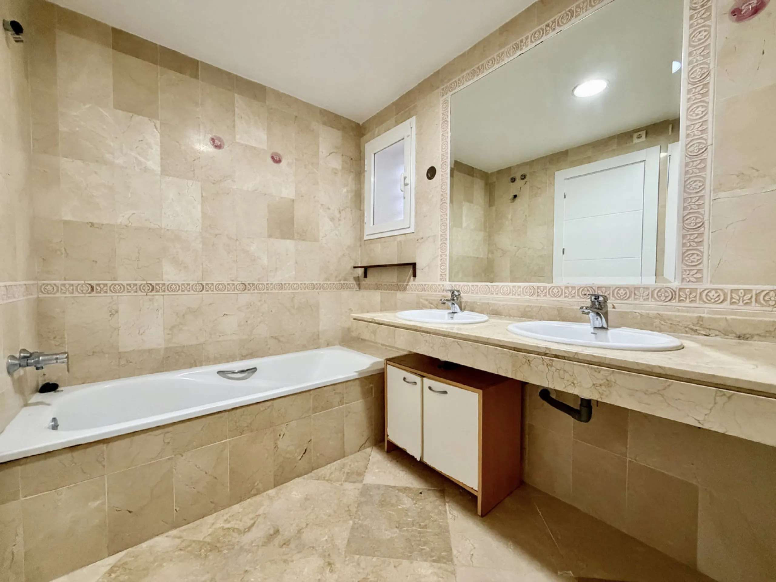 Located in Bahía de Casares, just a 2-minute walk from the beach via a convenient pedestrian tunnel, this apartment stands out for its impressive 100 m² private terrace offering beautiful views over the surrounding nature and partial sea views, creating a