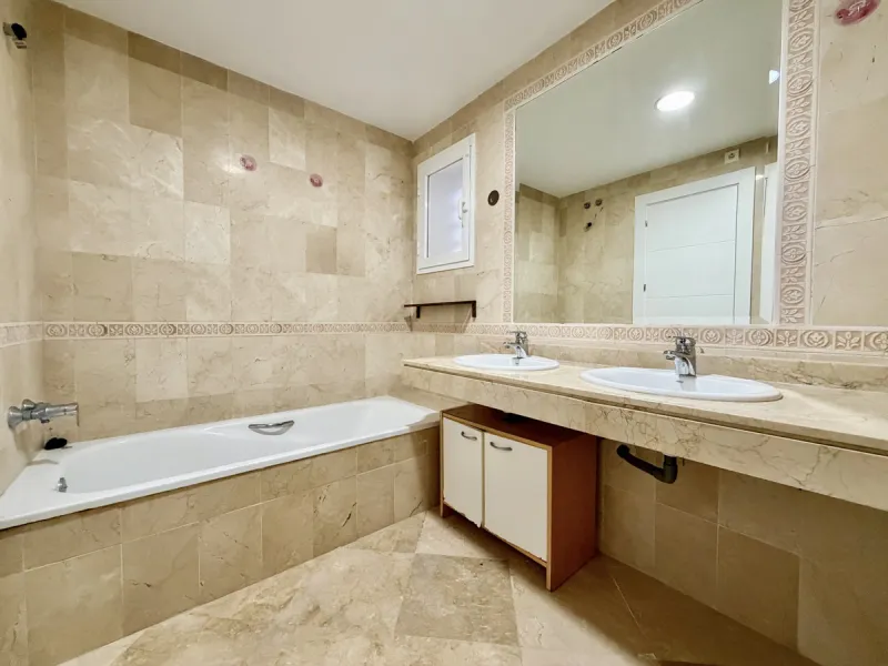 Located in Bahía de Casares, just a 2-minute walk from the beach via a convenient pedestrian tunnel, this apartment stands out for its impressive 100 m² private terrace offering beautiful views over the surrounding nature and partial sea views, creating a