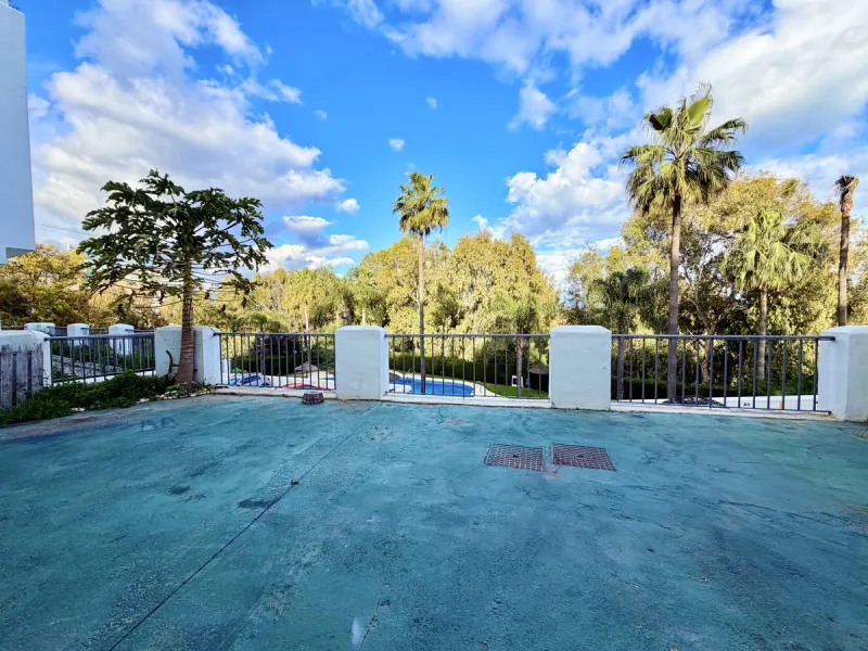 Located in Bahía de Casares, just a 2-minute walk from the beach via a convenient pedestrian tunnel, this apartment stands out for its impressive 100 m² private terrace offering beautiful views over the surrounding nature and partial sea views, creating a
