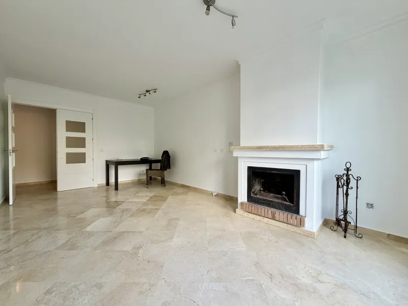 Located in Bahía de Casares, just a 2-minute walk from the beach via a convenient pedestrian tunnel, this apartment stands out for its impressive 100 m² private terrace offering beautiful views over the surrounding nature and partial sea views, creating a