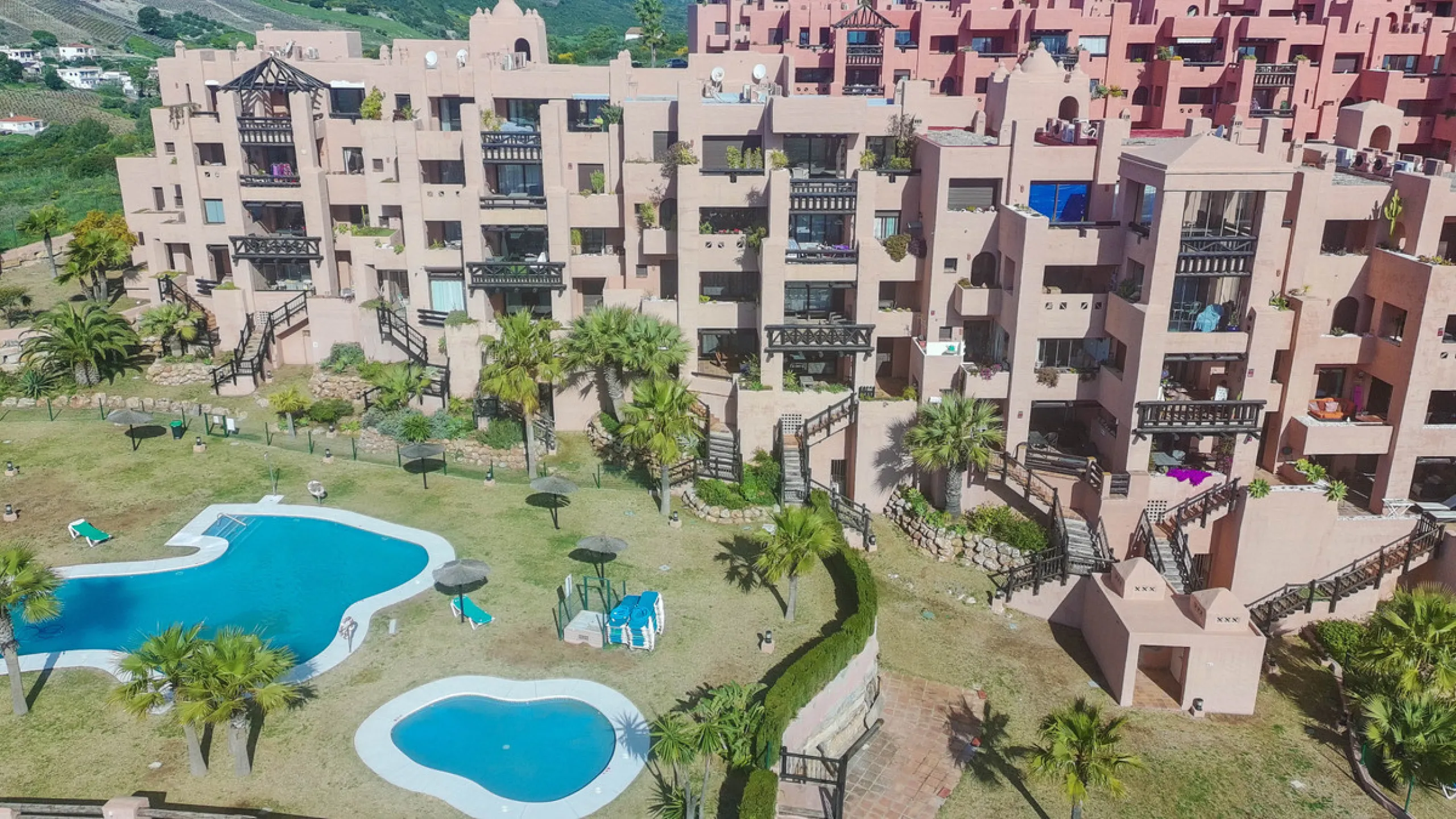 Ideally positioned on the frontline between San Luis de Sabinillas and La Duquesa, this well-presented apartment offers unobstructed panoramic sea views and a location that places both the beach and marina within easy walking distance. Set within a sought