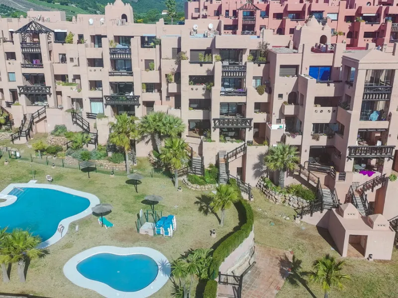Ideally positioned on the frontline between San Luis de Sabinillas and La Duquesa, this well-presented apartment offers unobstructed panoramic sea views and a location that places both the beach and marina within easy walking distance. Set within a sought